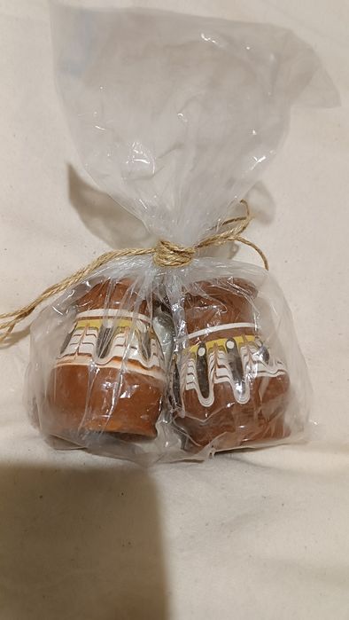 Солонка та перечница в етнічному стилі