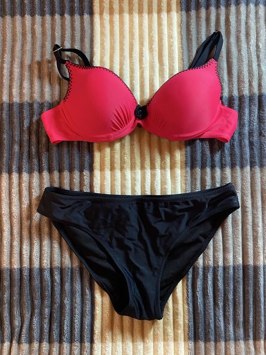 Безкоштовно купальники бірюзовий та червоно-чорний