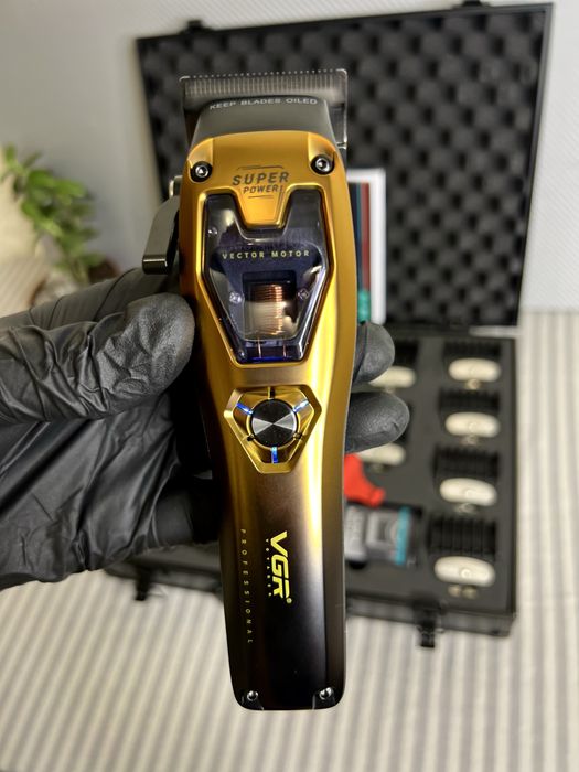 Машинка для стрижки VGR V-668 | Потужна, професійна, 6 насадок, кейс