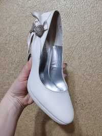 Весільні білі ніжні туфлі на маленьку ніжку 36 рр