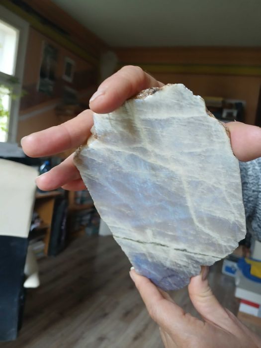 kamień księżycowy o srebrno niebieskiej poświacie