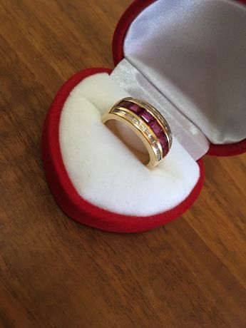 Złoty pierścionek, sygnet z rubinami i diamentami 585