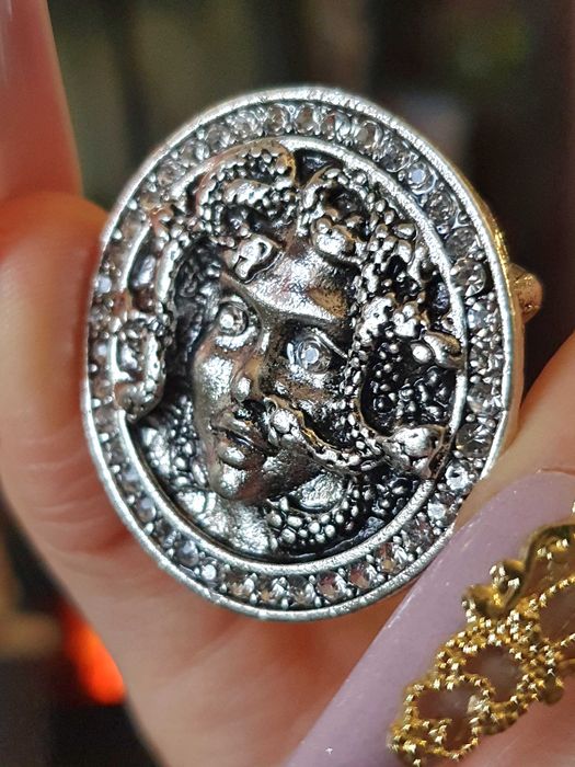 Broche / pregadeira / alfinete de peito medalhão prateado Medusa em 3D
