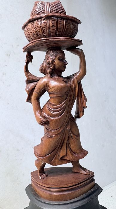 Magnífica pequena antiga escultura do Sec. XIX em madeira esculpida