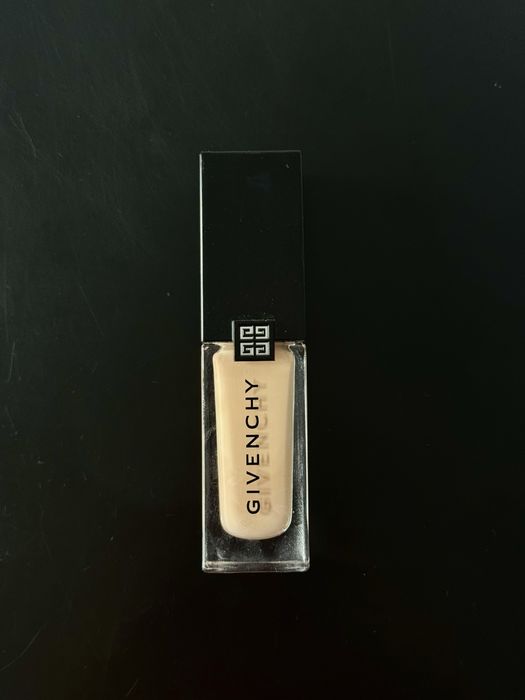 Givenchy Prisme Libre Skin-Caring Glow Foundation W100