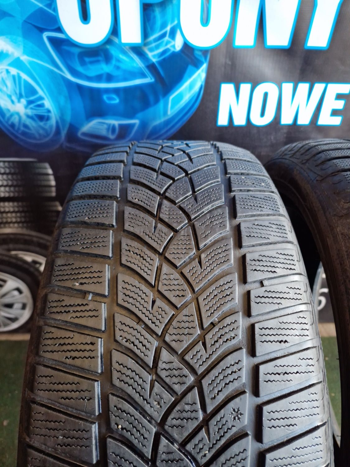 Opony zimowe 235/50/19 Goodyear ładna Para 2019