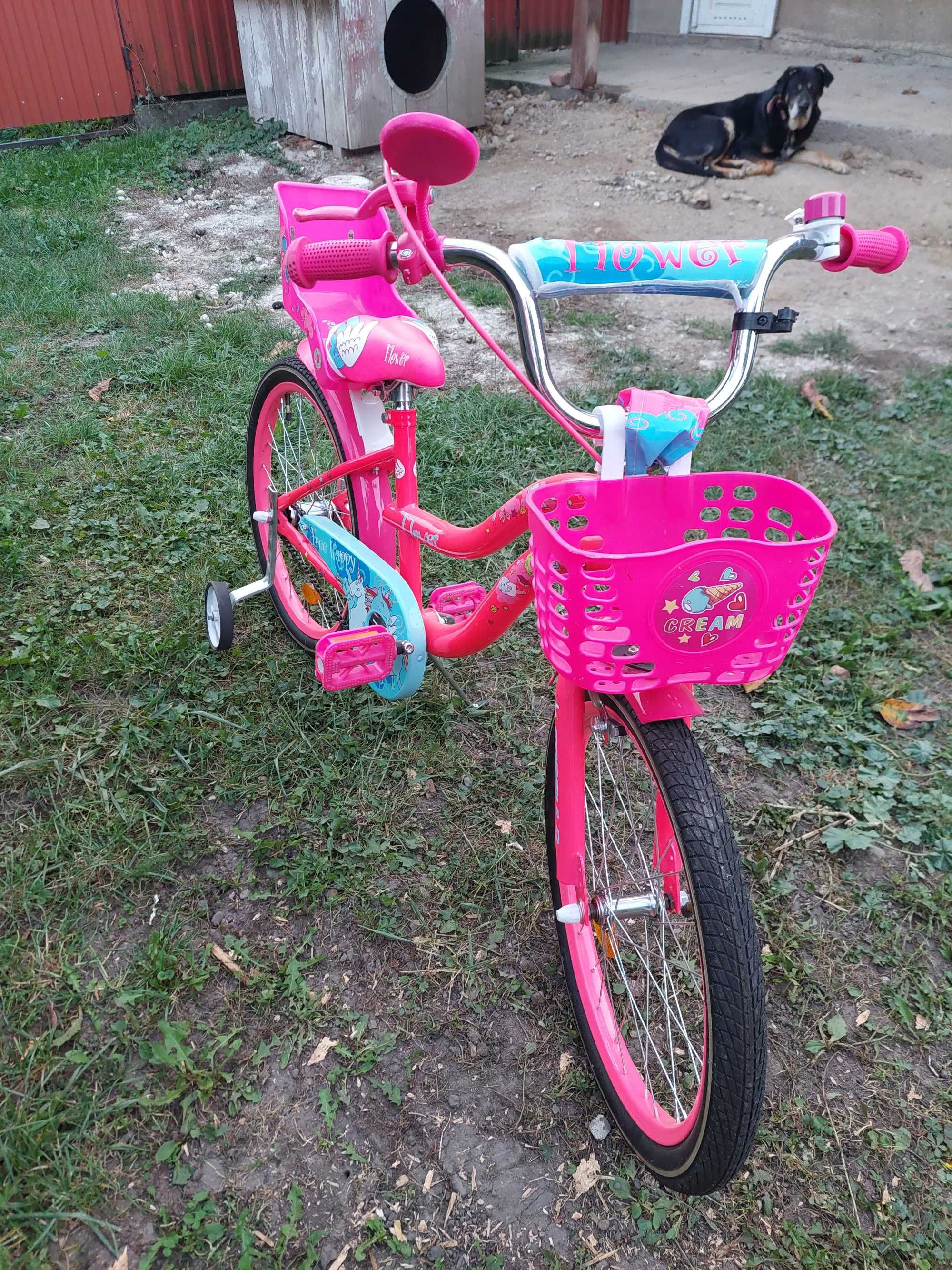 Новий велосипед для дівчинки