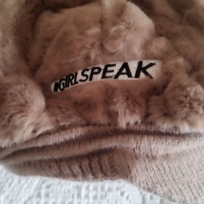 Обалденный берет GIRL SPEAK с козырьком на резинке трикотажной