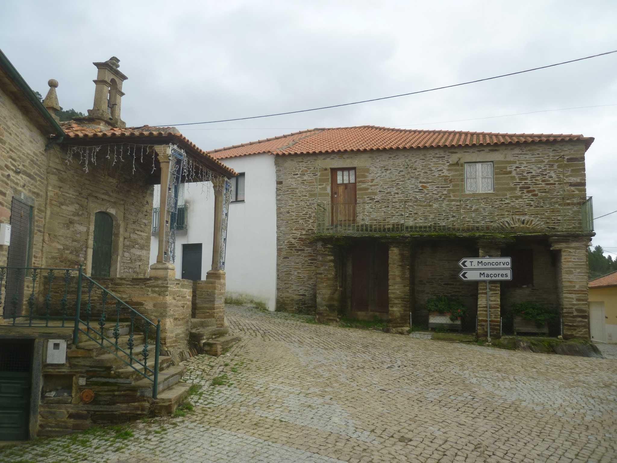 Casa secular, com área exterior, na aldeia da Açoreira