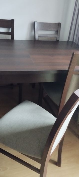 Stół rozkładany z krzesłami