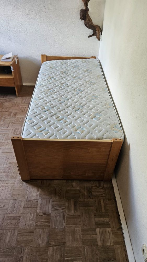 Cama solteiro e mesa cabeceira