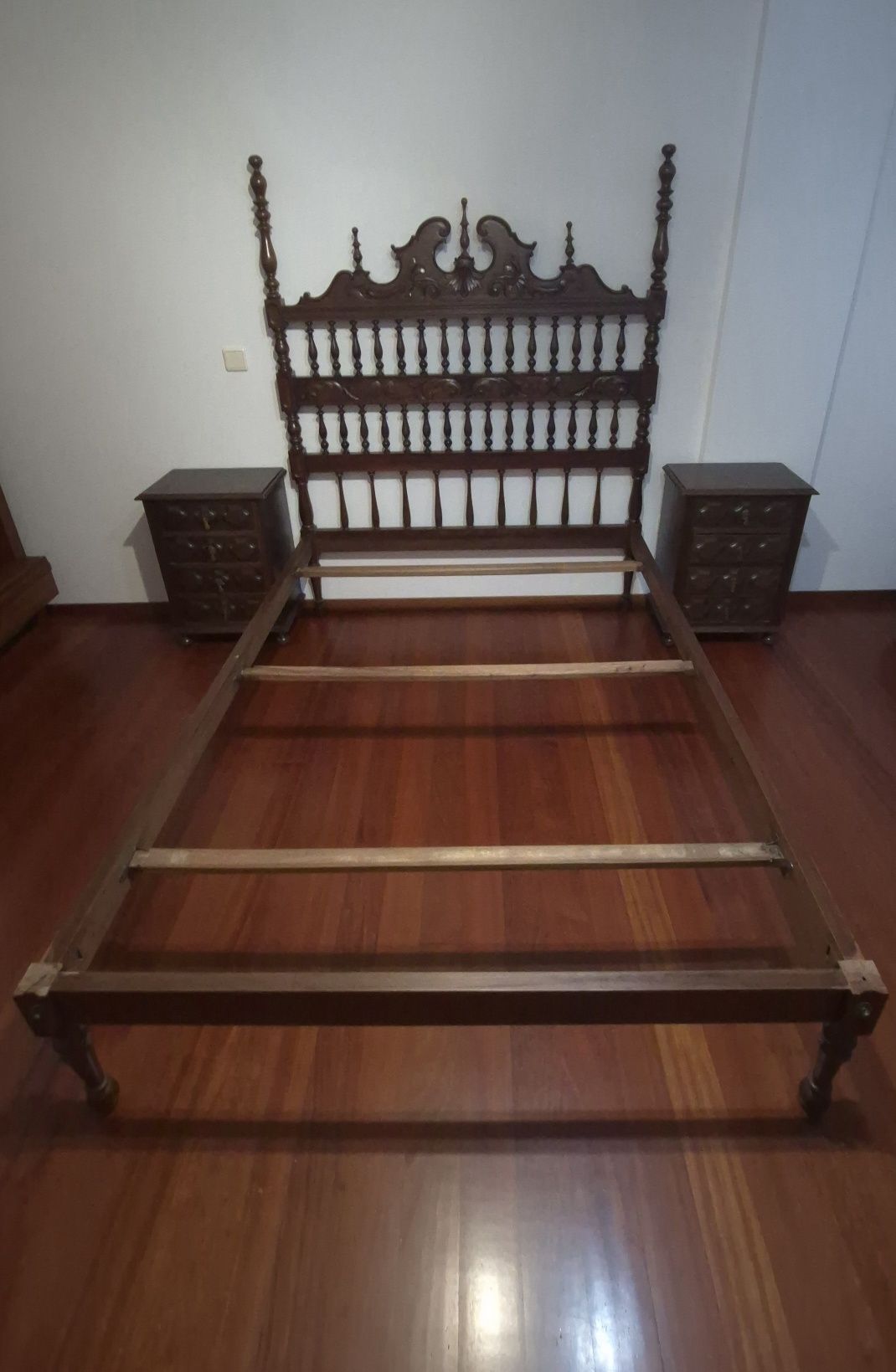 Cama de casal + 2 mesas de cabeceira