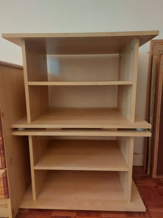 Duas estantes simples para tv