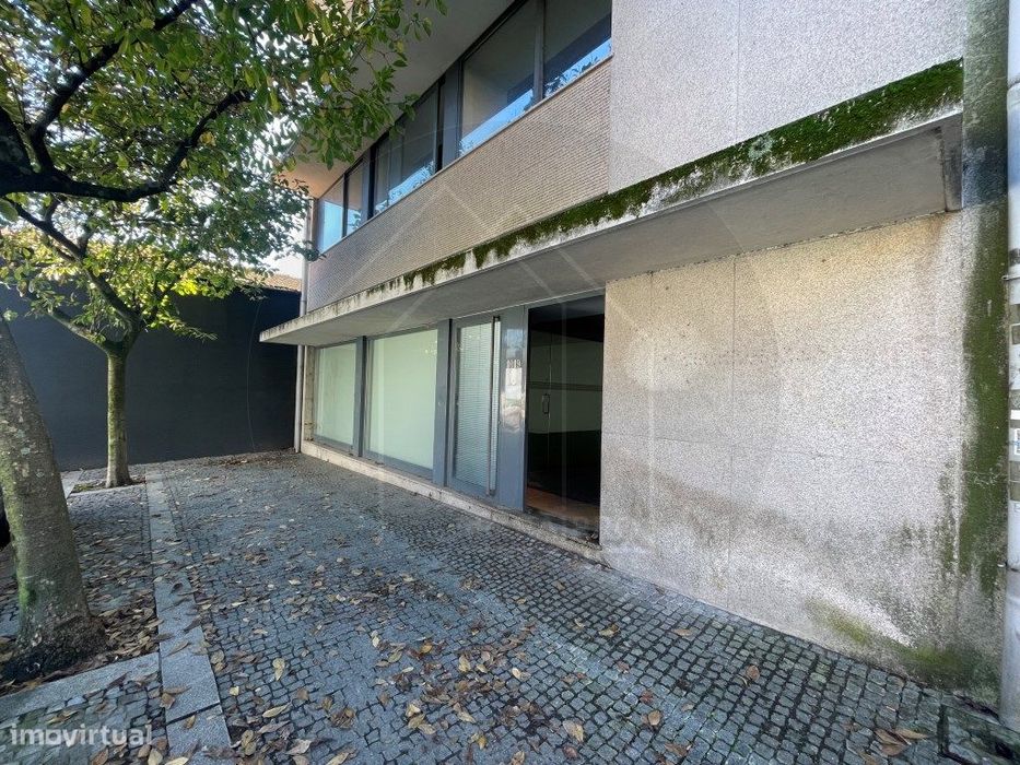 Prédio Urbano no Centro da Maia Potencial para Serviços ou Habitação