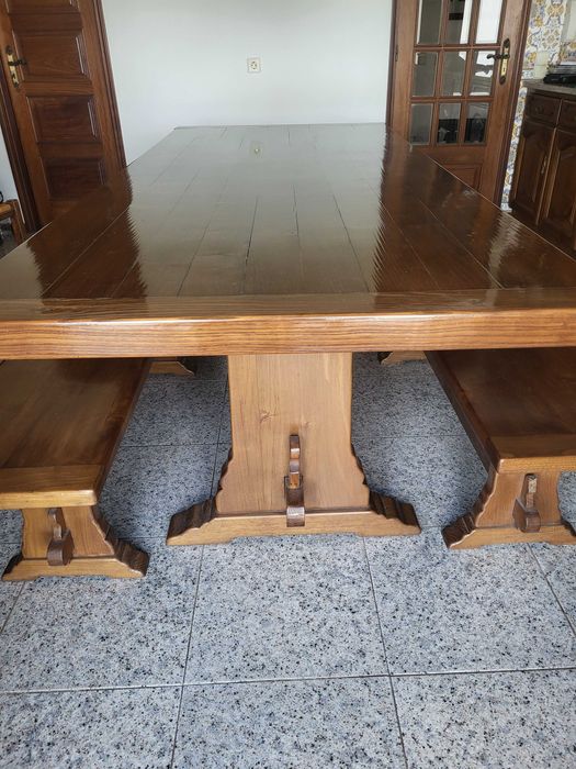 Grande mesa com bancos