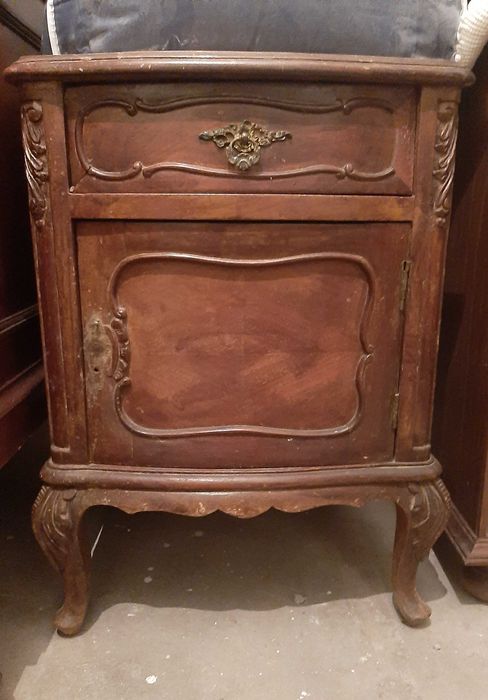 Várias mesinhas de cabeceira