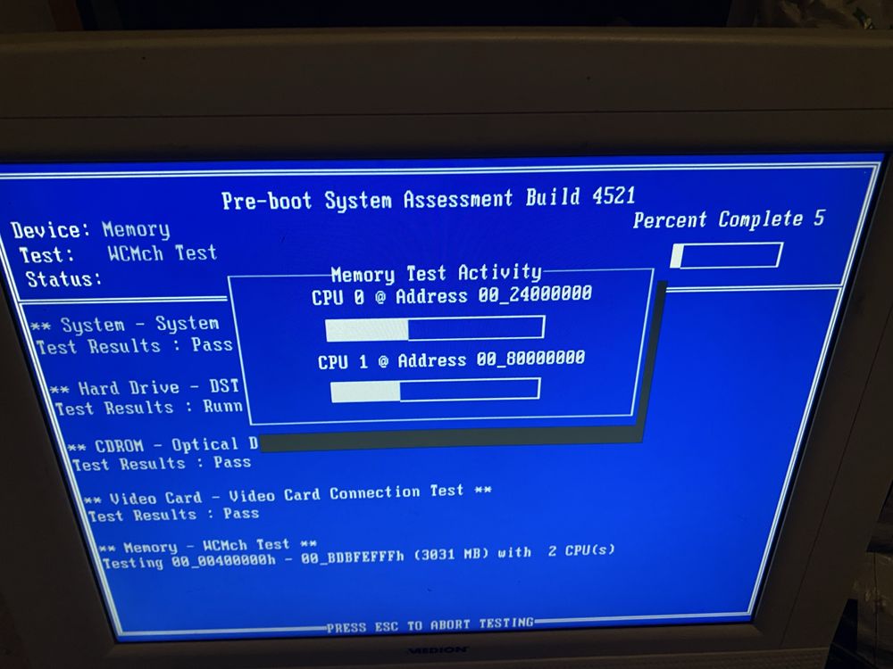 Komputer Dell 780 z systemem i klawiaturą.