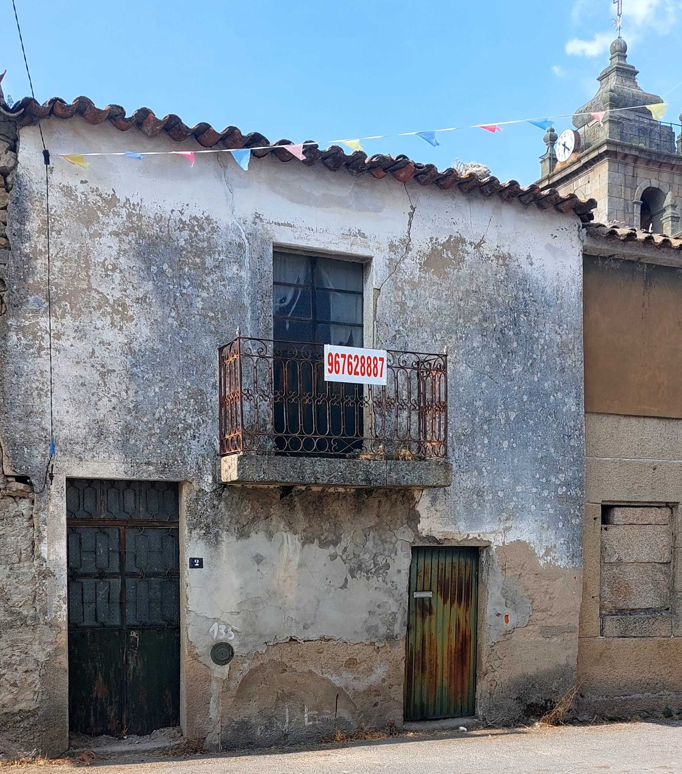 Vende-se CASA RÚSTICA em Algodres junto à igreja