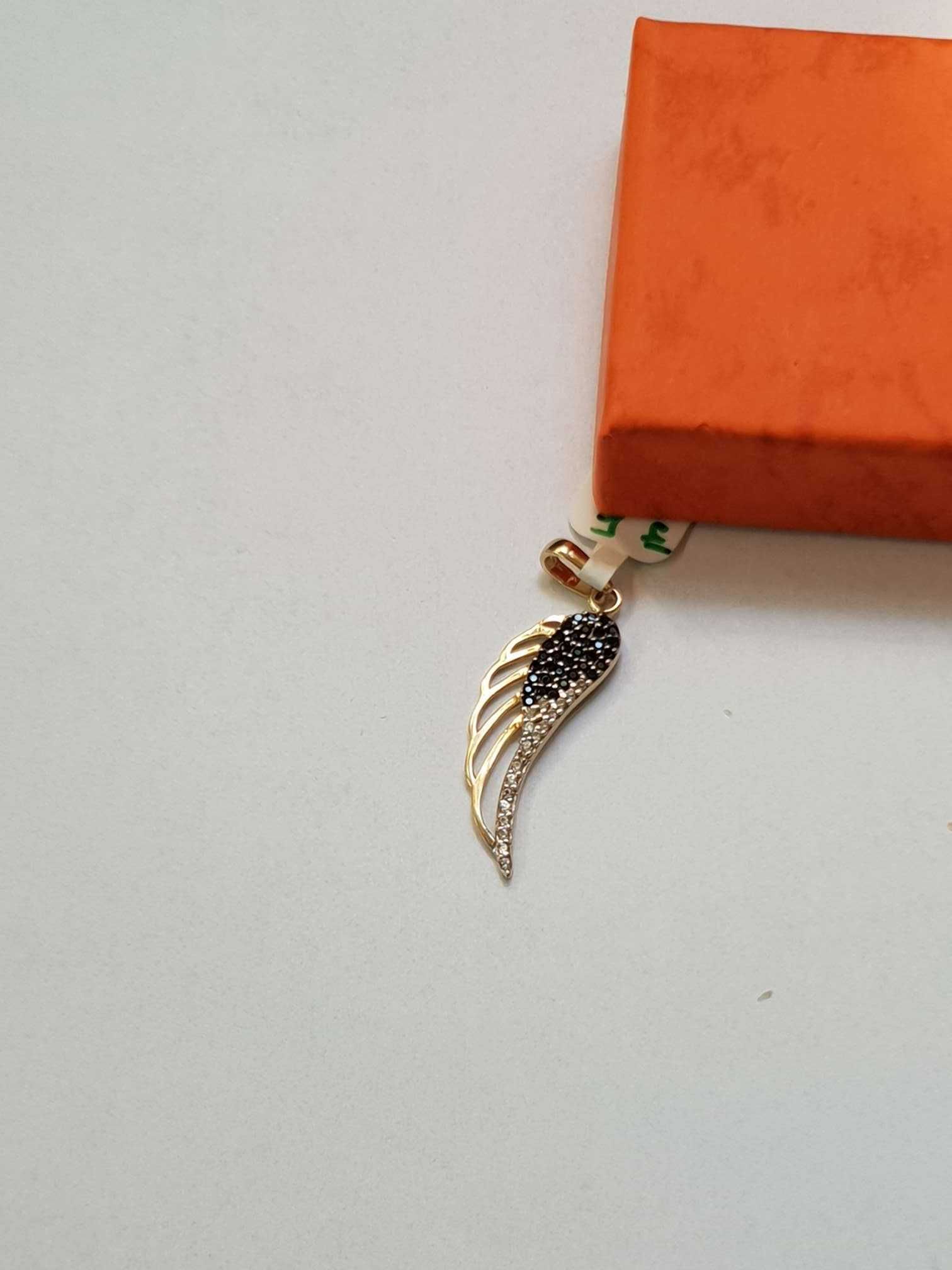 Złoty wisiorek - skrzydło z cyrkoniami, złoto 585