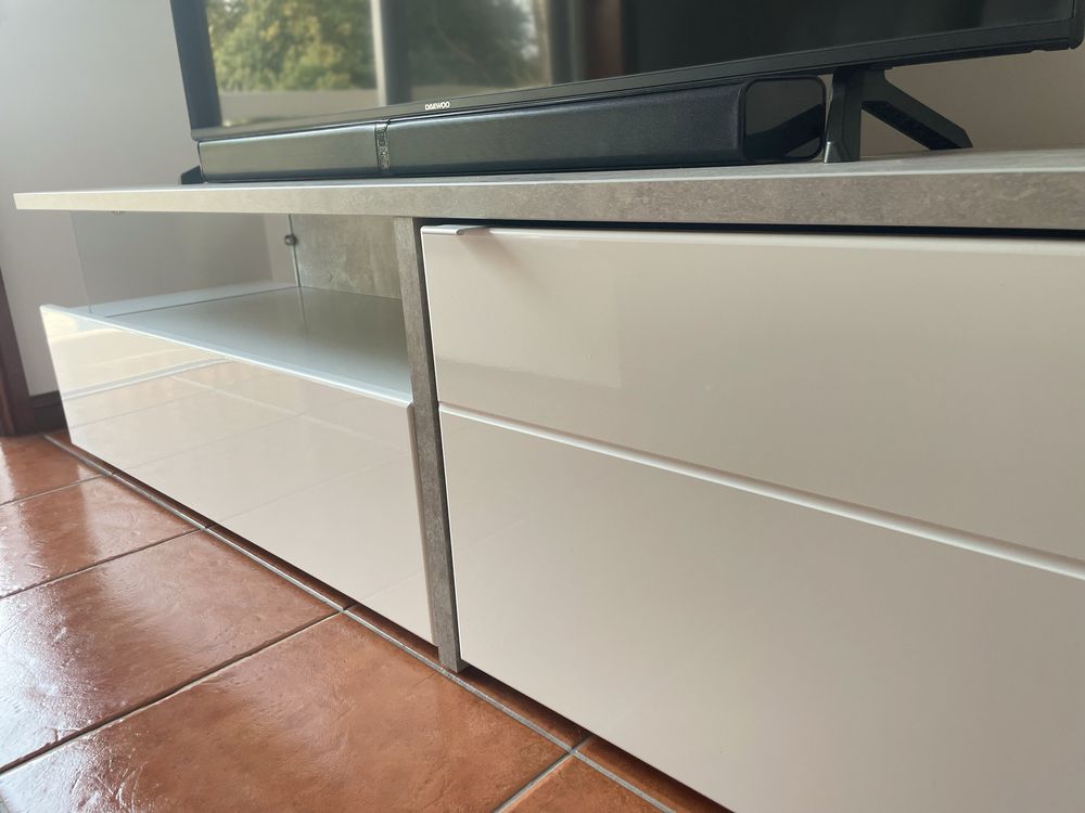 Móvel de TV moderno em branco e cinzento