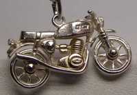 Delikatna srebrna zawieszka motocykl ruchome koła