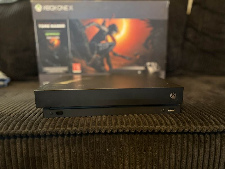 Konsola Xbox One X +pad+gry