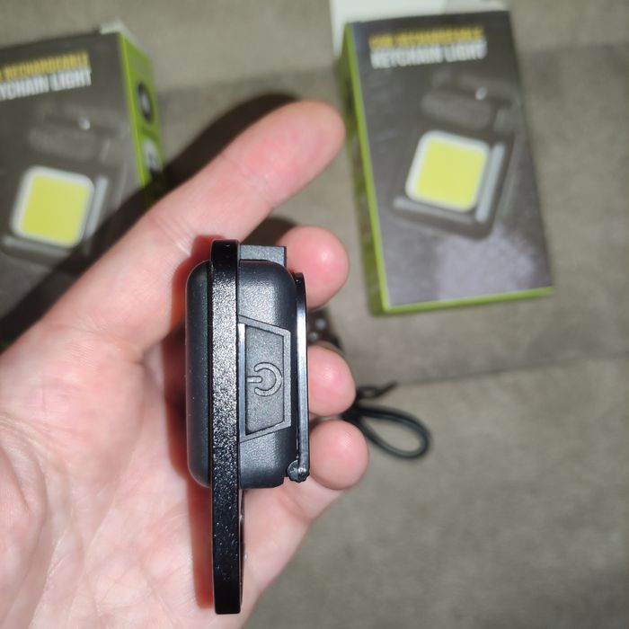 Фонарик карманный с карабином