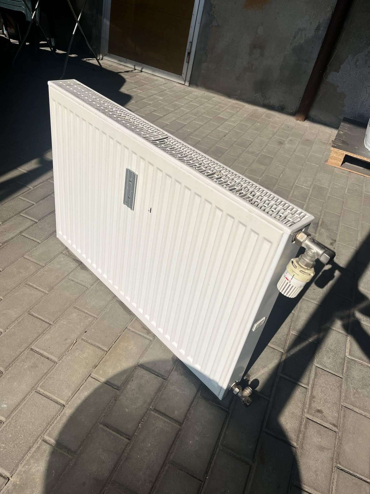 Grzejnik stalowy 90cm x 60cm z termostatem