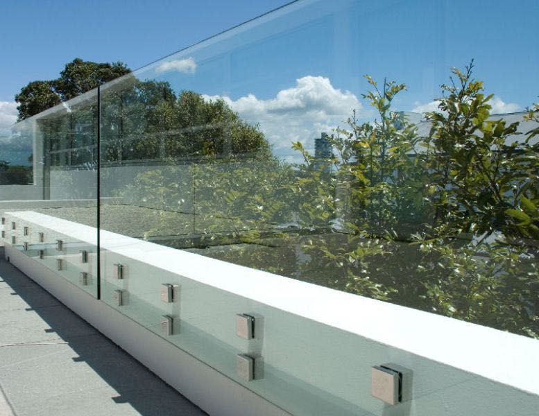 Balustrada szklana barierka bezpieczna na schody balkonowa