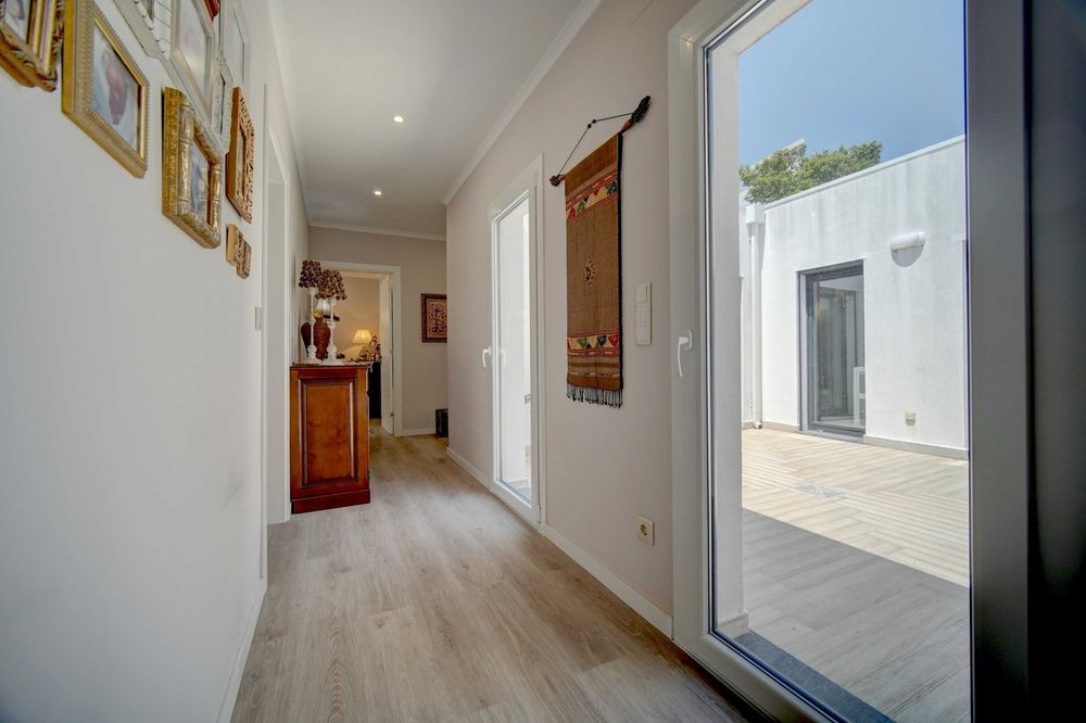 Moradia térrea T3, com jardim interior no centro de Pero Pinheiro