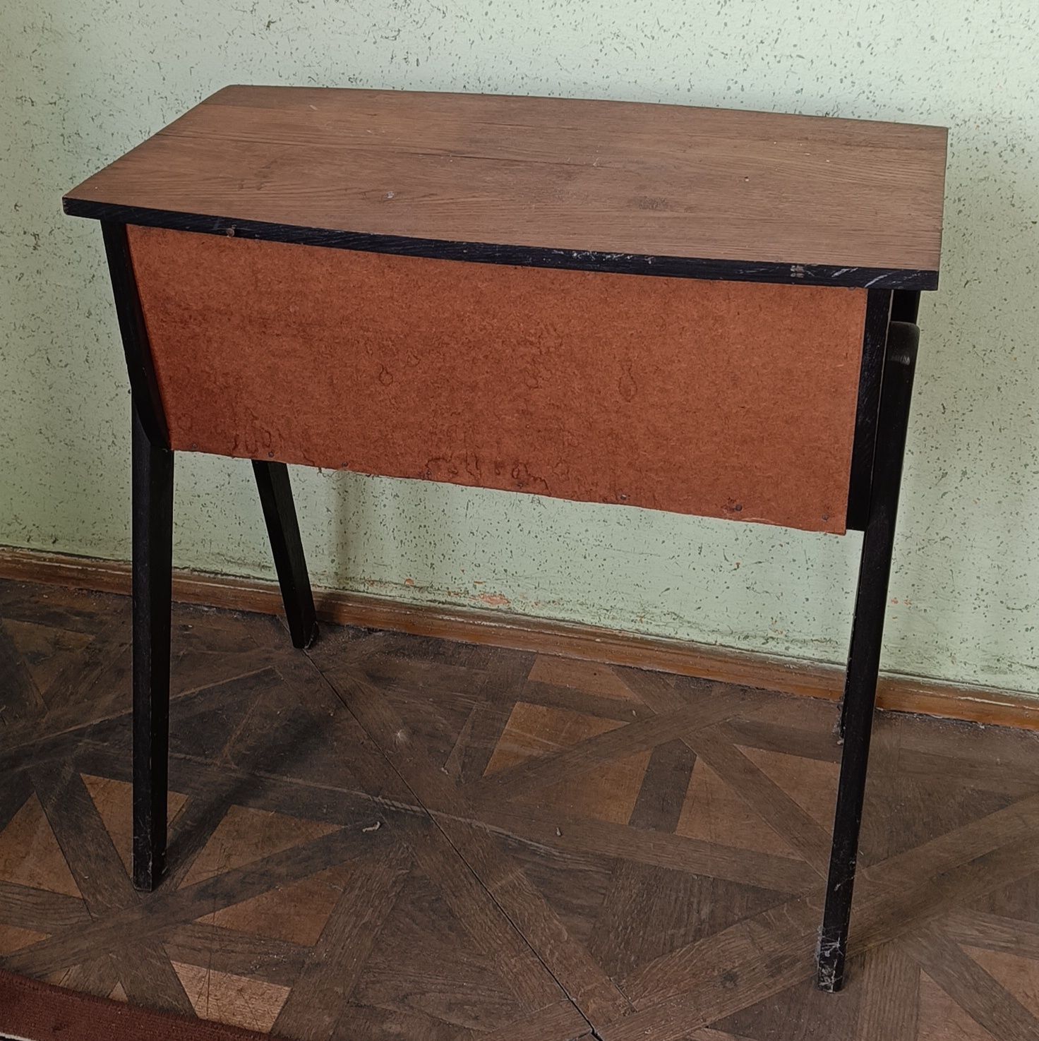 Stolik pod radio PRL