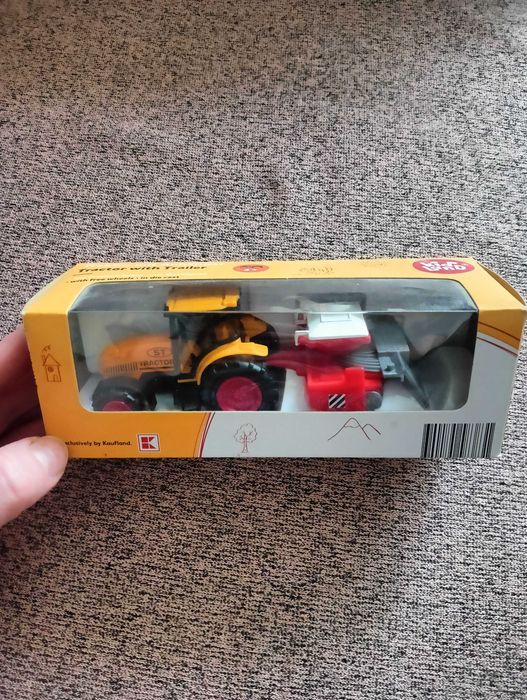 Mały traktor z przyczepką