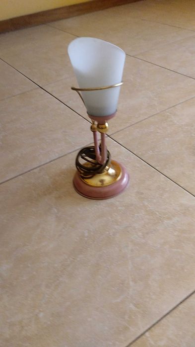 Candeeiro de tecto mais 2 mesinhas de cabeceira em bom estado
