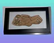 Deleite de Alice Diniz - Quadro-escultura com casal em Cerâmica