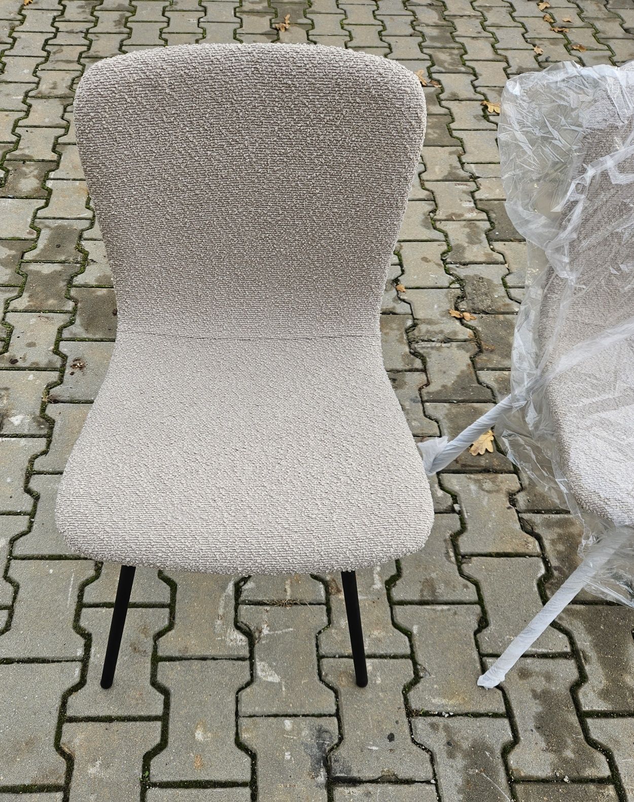 Beżowe krzesła w tkaninie boucle