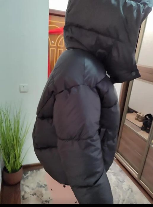 Продаю чорну жіночу куртку