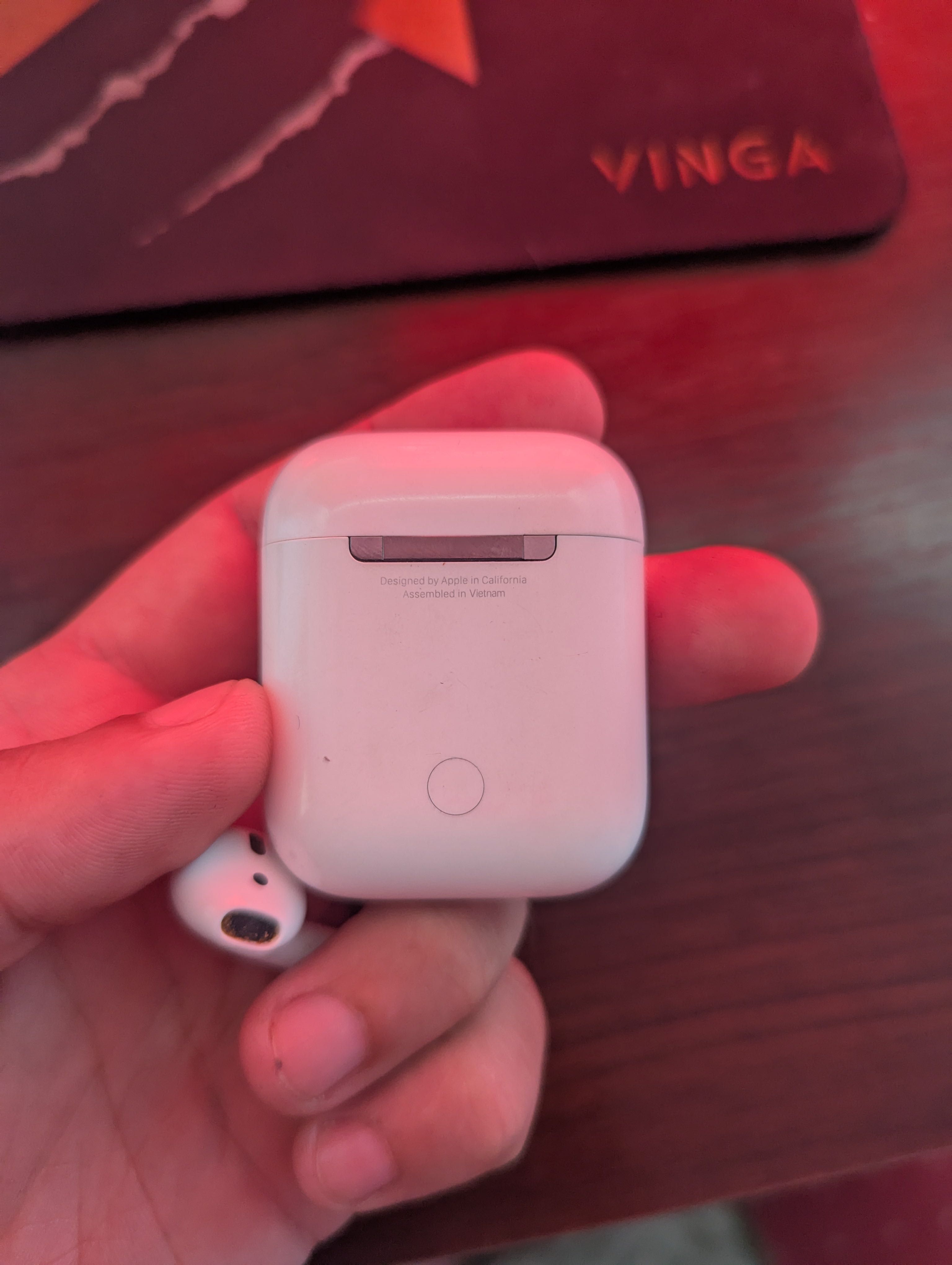 Продам AirPods 2, кейсик та один навушник