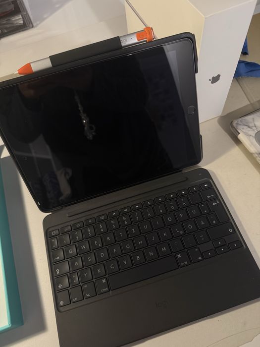 zestaw ipad, rysik i klaiwtaura logitech