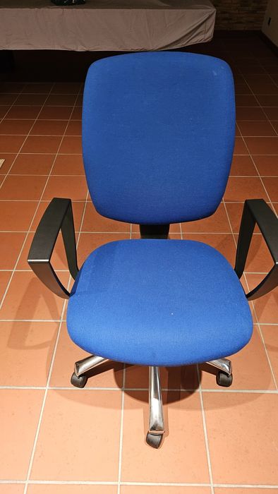 Cadeira de escritório almofadada com rodas