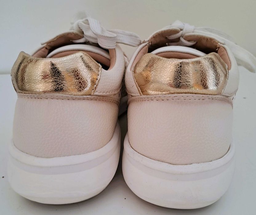 Ténis brancos Guimarães