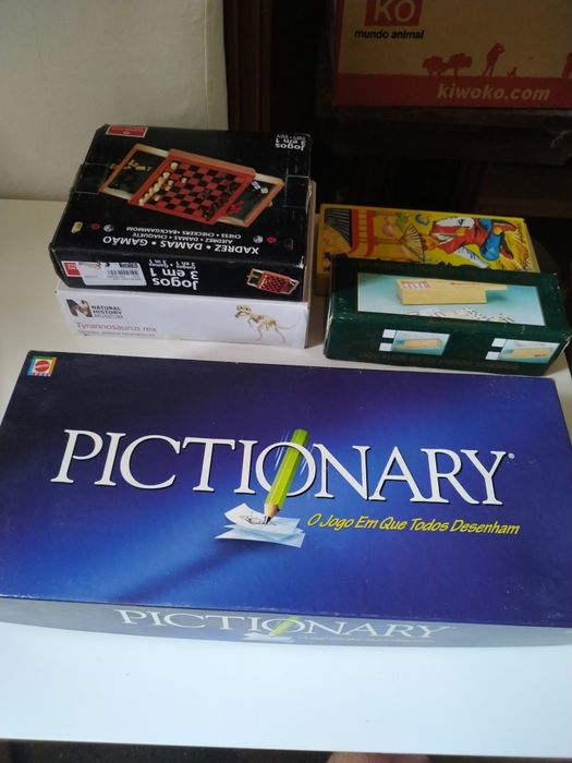 Vários jogos de tabuleiro e para crianças