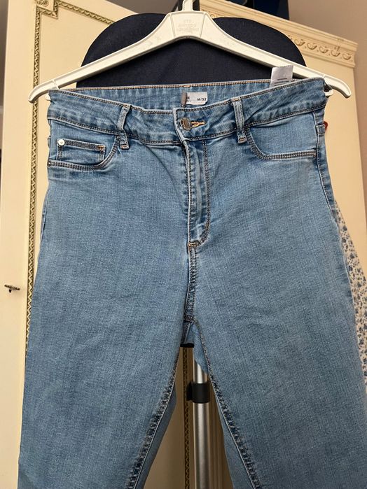 Джинси облягаючі