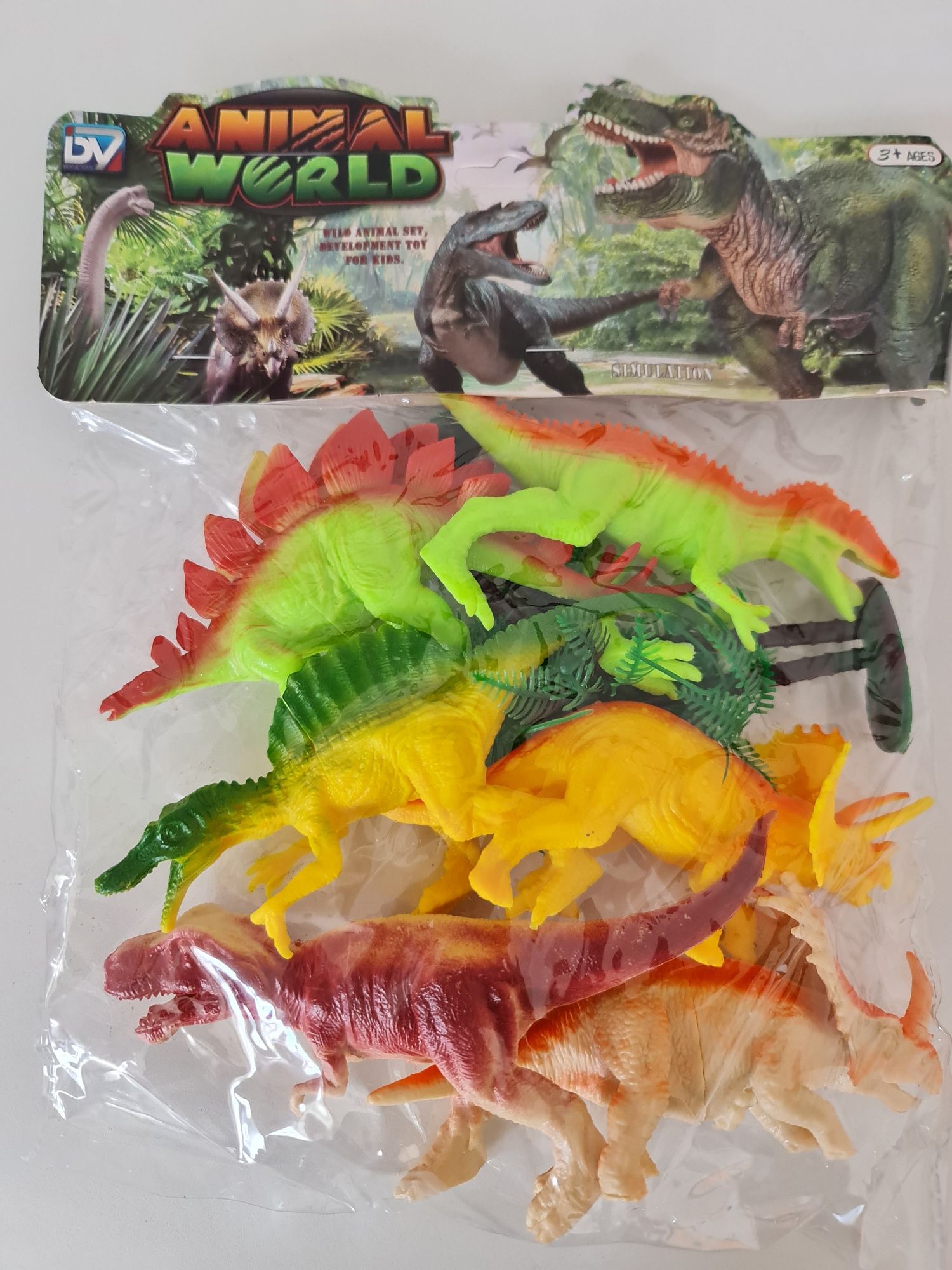 6 figurek dinozaurów plus drzewka