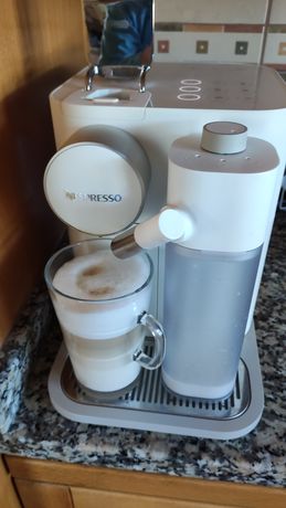 Máquina café e cappucinos Nespresso