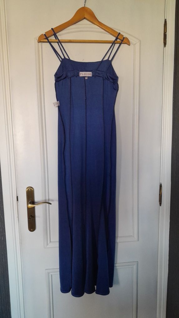 Vestido de festa azul com cauda, com alças duplas e forrado
