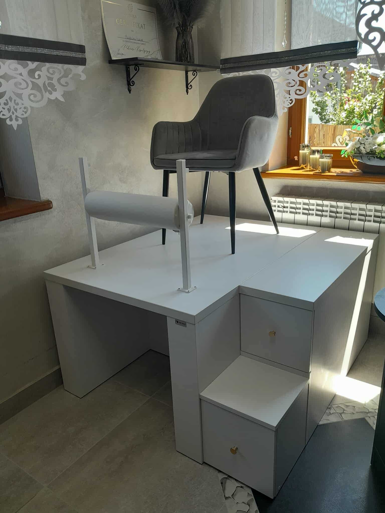 Podest do pedicure z miejscem na nogi NOWY na wymiar
