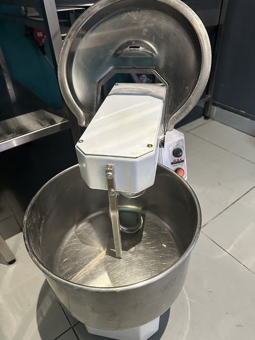 Профессиональный тестомес для пекарни и пиццерий