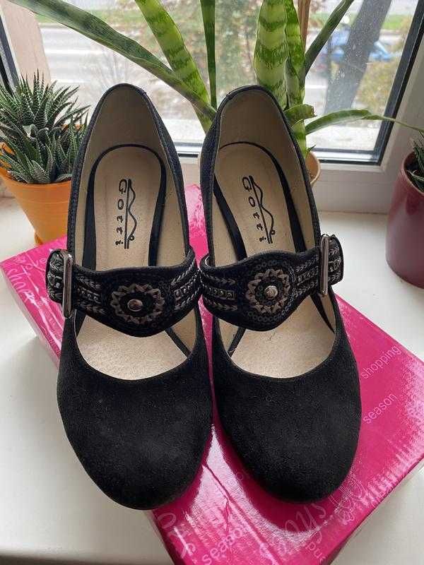 Замшеві чорні туфлі з круглим носком (36 розмір)