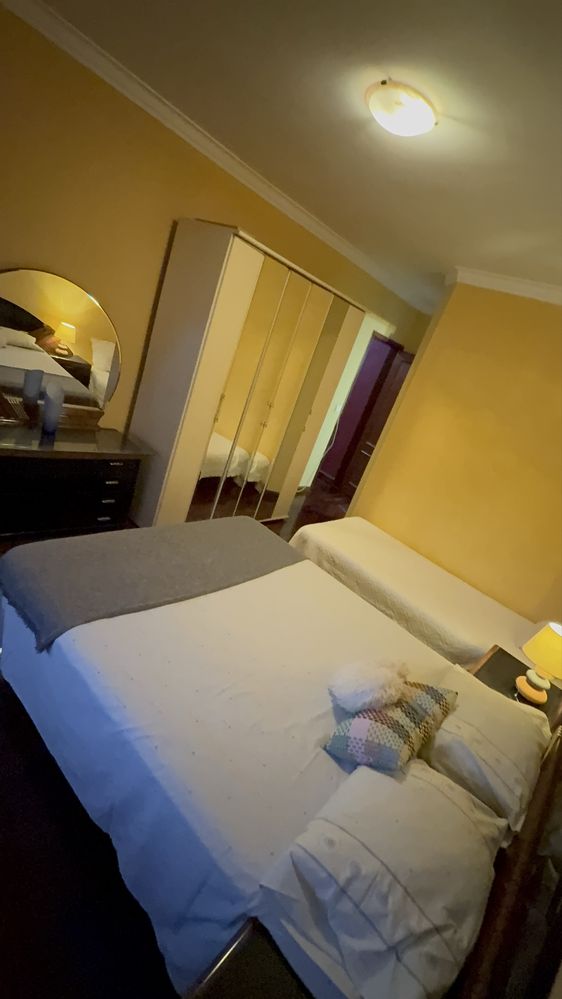 QUARTO com casa de banho privativa em Massamá