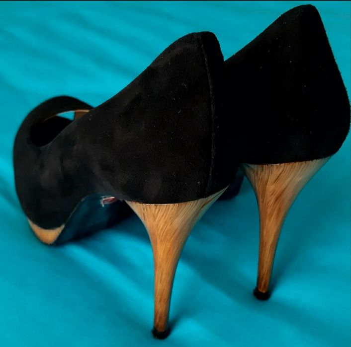 Sapatos camurça pretos Zara